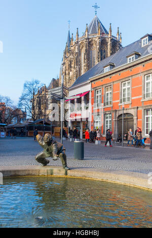 Aachen, Deutschland - 27. Dezember 2016: Bronzestatue Geldumlauf in Aachen mit nicht identifizierten Personen benannt. Aachen ist eine Kurstadt in Nordrhein-Westfalen und war Stockfoto