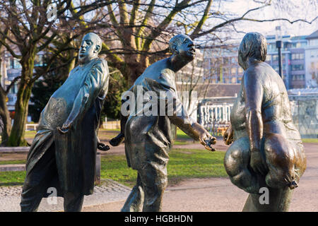 Aachen, Deutschland - 27. Dezember 2016: Bronzestatue Geldumlauf in Aachen mit nicht identifizierten Personen benannt. Aachen ist eine Kurstadt in Nordrhein-Westfalen und war Stockfoto