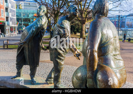 Aachen, Deutschland - 27. Dezember 2016: Bronzestatue Geldumlauf in Aachen mit nicht identifizierten Personen benannt. Aachen ist eine Kurstadt in Nordrhein-Westfalen und war Stockfoto