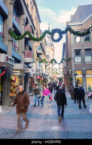 Aachen, Deutschland - 27. Dezember 2016: Weihnachten dekoriert Einkaufsstraße in der alten Stadt Aachen, mit unbekannten Menschen. Aachen ist eine Kurstadt im Stockfoto