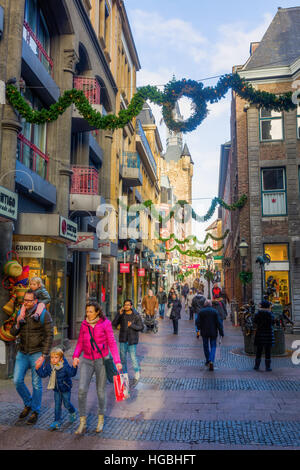 Aachen, Deutschland - 27. Dezember 2016: Weihnachten dekoriert Einkaufsstraße in der alten Stadt Aachen, mit unbekannten Menschen. Aachen ist eine Kurstadt im Stockfoto