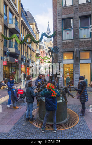 Aachen, Deutschland - 27. Dezember 2016: Weihnachten dekoriert Einkaufsstraße in der alten Stadt Aachen, mit unbekannten Menschen. Aachen ist eine Kurstadt im Stockfoto