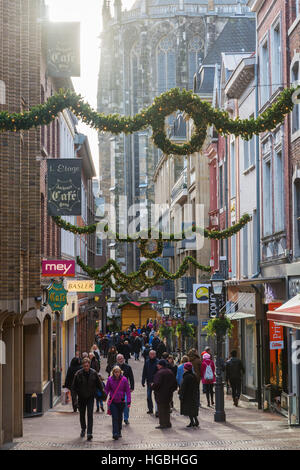Aachen, Deutschland - 27. Dezember 2016: Weihnachten dekoriert Einkaufsstraße in der alten Stadt Aachen, mit unbekannten Menschen. Aachen ist eine Kurstadt im Stockfoto