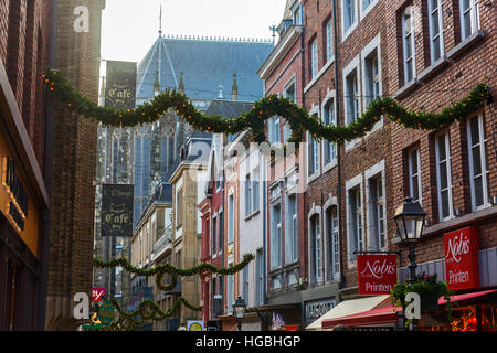 Aachen, Deutschland - 27. Dezember 2016: Weihnachten dekoriert Einkaufsstraße in der alten Stadt Aachen, mit unbekannten Menschen. Aachen ist eine Kurstadt im Stockfoto