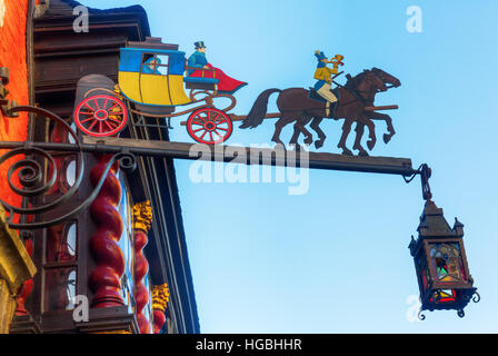Aachen, Deutschland - 27. Dezember 2016: Restaurant Schild an einem historischen Gebäude. Aachen ist eine Kurstadt in Nordrhein-Westfalen und war Wohnsitz von Karl dem großen und später th Stockfoto