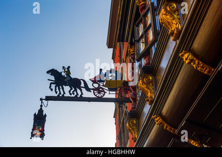 Aachen, Deutschland - 27. Dezember 2016: Restaurant Schild an einem historischen Gebäude. Aachen ist eine Kurstadt in Nordrhein-Westfalen und war Wohnsitz von Karl dem großen und später th Stockfoto