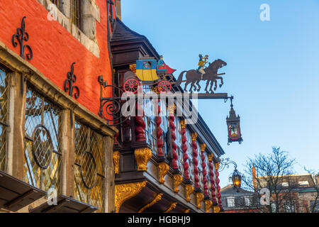 Aachen, Deutschland - 27. Dezember 2016: Restaurant Schild an einem historischen Gebäude. Aachen ist eine Kurstadt in Nordrhein-Westfalen und war Wohnsitz von Karl dem großen und später th Stockfoto