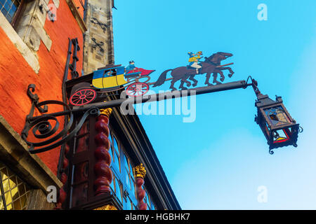 Aachen, Deutschland - 27. Dezember 2016: Restaurant Schild an einem historischen Gebäude. Aachen ist eine Kurstadt in Nordrhein-Westfalen und war Wohnsitz von Karl dem großen und später th Stockfoto