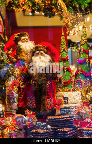 Aachen, Deutschland - 27. Dezember 2016: Weihnachten dekoriert Schaufenster eines Ladens Printen in der alten Stadt Aachen. Die weltbekannten Aachener Printen Stockfoto