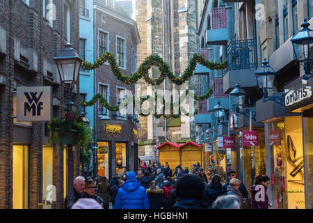 Aachen, Deutschland - 27. Dezember 2016: Weihnachten dekoriert Einkaufsstraße in der alten Stadt Aachen, mit unbekannten Menschen. Aachen ist eine Kurstadt im Stockfoto