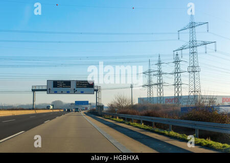 Köln, Deutschland - 30. Dezember 2016: Bundesautobahn 4 in Köln. Mit 749 km ist es die vierte Länge Bundesautobahn in Deutschland Stockfoto