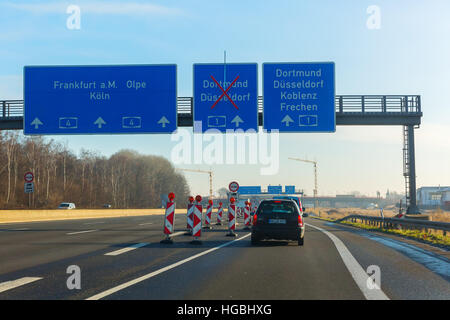 Köln, Deutschland - 30. Dezember 2016: Bundesautobahn 4 in Köln. Mit 749 km ist es die vierte Länge Bundesautobahn in Deutschland Stockfoto