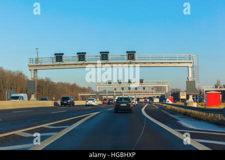 Köln, Deutschland - 30. Dezember 2016: Bundesautobahn 1 in Köln. Mit 749 km ist sie die dritte Länge Bundesautobahn in Deutschland Stockfoto