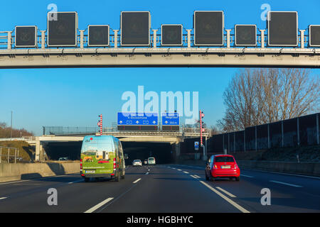 Köln, Deutschland - 30. Dezember 2016: Bundesautobahn 1 in Köln. Mit 749 km ist sie die dritte Länge Bundesautobahn in Deutschland Stockfoto