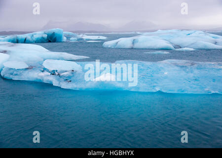 Jokulsarlion Glacial Lagune in Island, Piercing Blaue Eisberge über Wasser Stockfoto