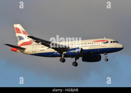 British Airways Airbus A319-131 G-EUPX landet auf dem Flughafen London Heathrow, Vereinigtes Königreich Stockfoto