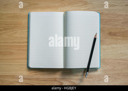 Leeres Notizbuch mit Bleistift auf Holztisch Stockfoto