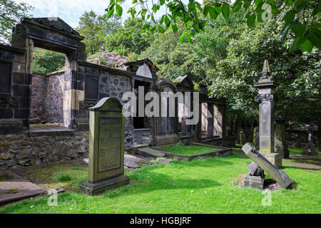 Grabstein auf dem Kirchhof von St. Cuthbert-Kirche in Edinburgh, Schottland Stockfoto