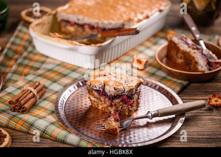 Bread And Butter Pudding mit Blaubeeren Marmelade Stockfoto