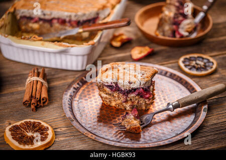 Brot-Pudding-Frühstück mit Apfel und Blaubeeren Marmelade Stockfoto