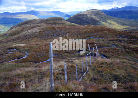 Alten Grenzzaun auf dem Grat, Graham Creag Mhor aus den Highlands Corbett Beinn Stacath (Stob Angst-Tomhais). Stockfoto