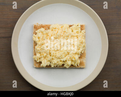 Gesunden Kalorienbewussten warmes Frühstück mit frischem Rührei auf Toast Essen bereit zu essen, ohne Menschen und eine Flach Zusammensetzung Stockfoto