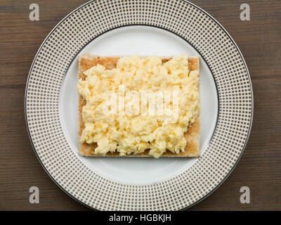 Gesunden Kalorienbewussten warmes Frühstück mit frischem Rührei auf Toast Essen bereit zu essen, ohne Menschen und eine Flach Zusammensetzung Stockfoto