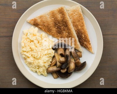 Gesund gekocht Frühstück mit frischem Rührei Pilze und Toast serviert auf einem Teller eine Flach Komposition mit keine Personen, die mit einer kalorienreduzierten Kost Stockfoto