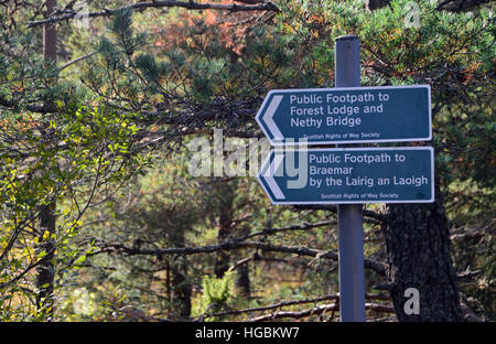 Metall öffentlichen Wanderweg-Wegweiser zu Forest Lodge & Nethy Bridge und Braemar & Lairig eine Laoigh von Glenmore Lodge. Stockfoto