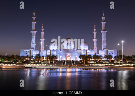 Sonnenuntergang über der Sheikh Zayed Grand Moschee in Abu Dhabi, Vereinigte Arabische Emirate.  Moschee ist aus weißem Marmor gebaut und dominiert die skyline Stockfoto