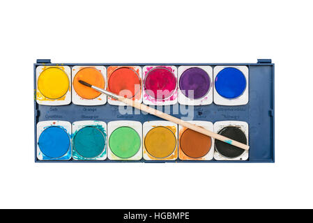 Aquarell-Farben.  Palette von verschiedenen Farbtönen von Aquarell-Farbe und Pinsel isoliert auf weißem Hintergrund Stockfoto