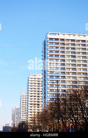 Reihe von Wohntürmen entlang der Leipziger Straße, Berlin, Deutschland, Europa Stockfoto