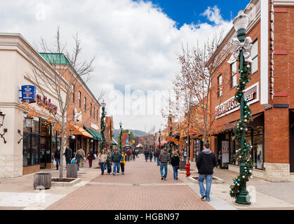 Branson, Missouri. Geschäfte auf Promenade Weg in Branson Landung in spät fallen, Branson, MO, USA Stockfoto