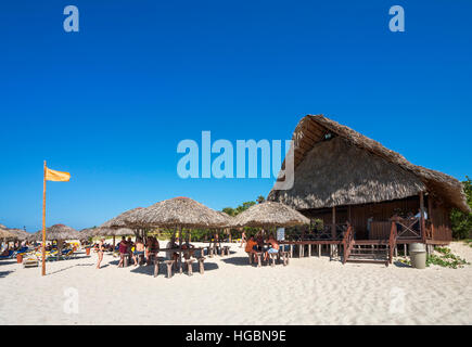 Strand von Varadero, Kuba. Strand und Strandbar. Stockfoto