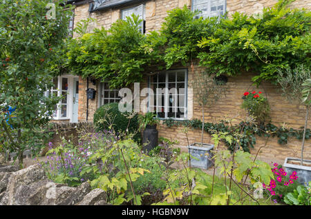 Schöne Naturstein-Ferienhaus im Dorf Geddington, Northamptonshire, UK Stockfoto