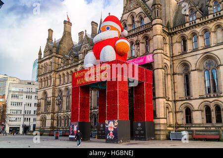 Historisches Rathaus von Manchester in Albert Square dekoriert für Festtage mit eine große Figur des Weihnachtsmanns. Stockfoto