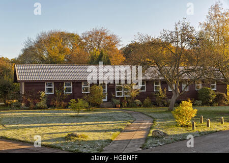 Hemel Hempstead, England - November 2016: Fotografieren von Amaravati buddhistisches Kloster bei Sonnenaufgang. Das Kloster ist inspiriert von den Thai Forest Traditio Stockfoto