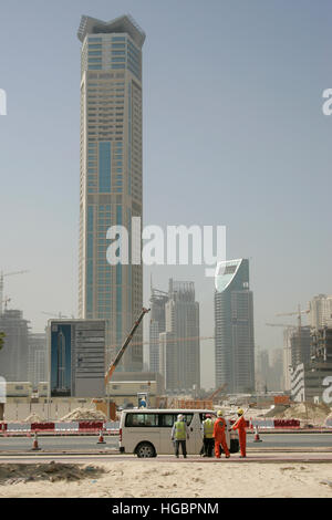 VAE, Dubai, Blick auf Bauarbeiter auf einer Baustelle in der Nähe von Dubai Marina, Wolkenkratzer Stockfoto