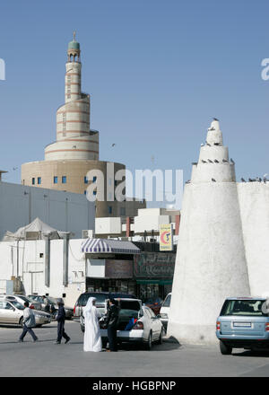 Katar, Doha, in kleinen Frontturm der Qassim Moschee, hinter dem großen Turm der FANAR (Katar Islamisches Kulturzentrum) Stockfoto