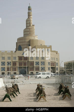 Katar, Doha, der große Turm des FANAR (Katar Islamisches Kulturzentrum) Bau, arabische Architektur, im Vordergrund Stockfoto