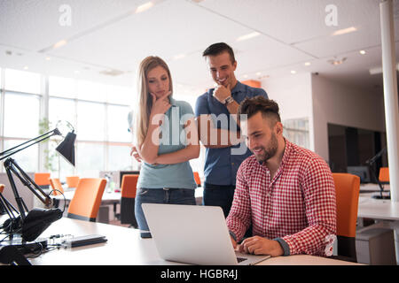 Gruppe von Jugendlichen Arbeiter mit Computer in städtischen alternative Studio - Geschäftskonzept, Personal- und Spaß über die Arbeitszeit - Start Stockfoto