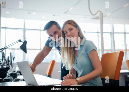 Gruppe von Jugendlichen Arbeiter mit Computer in städtischen alternative Studio - Geschäftskonzept, Personal- und Spaß über die Arbeitszeit - Start Stockfoto