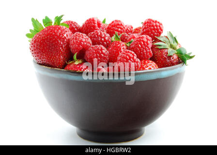 Frisches Obst in eine Schüssel geben. Reife Erdbeere & ÊRaspberry. Gesundes Frühstück. Stockfoto