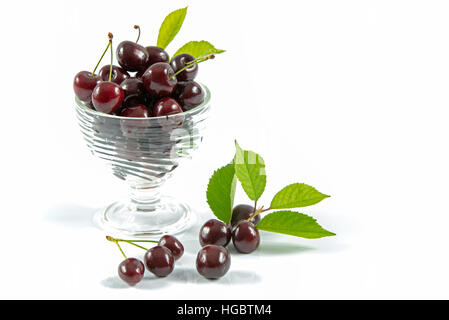 Schöne Kirschen in eine Glasschale isoliert auf weißem Hintergrund Stockfoto