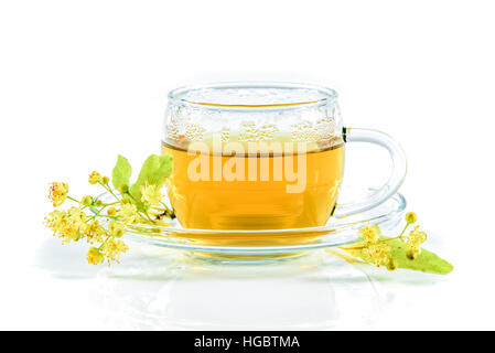 Infusion von Linde mit Blumen in einer Glasschale isoliert auf weißem Hintergrund Stockfoto