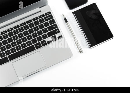 Elegante Laptop und Stift mit Notebook isoliert auf weißem Hintergrund Stockfoto