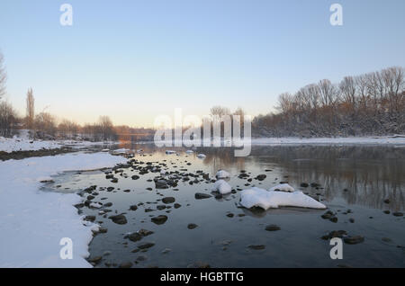 Schöne und realistische Winterlandschaft in der Nähe des Flusses. Arten-Landschaft. Republik Adygea, White River, Russland Stockfoto