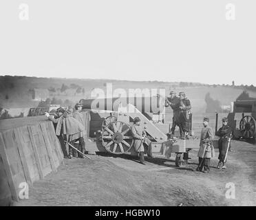 Offiziere, Betrieb eine Kanone in Fort Tennalytown während Amerikanischer Bürgerkrieg. Stockfoto