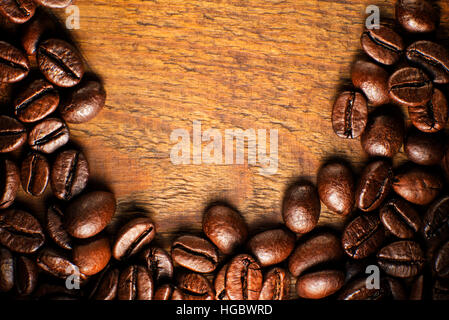 Kaffeebohnen auf Holztisch hautnah Stockfoto