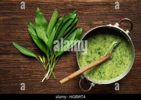 Frische gesunde grüne Suppe auf hölzernen Hintergrund Overhead schießen. Stockfoto